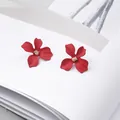 Orecchini a perno a forma di fiore rosso opaco con dettaglio dorato stile coreano - Rosso