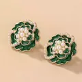 Dettaglio degli orecchini a camelia vintage francesi verdi con decorazioni in perle. - Orecchini a lobo / Verde