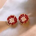 Eleganti orecchini a forma di camelia rossa con perle e finitura dorata vintage. - Orecchini a lobo / Rosso