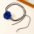 Nahaufnahme der dunkelblauen Samtrose und der langen schwarzen Schnüre dieses eleganten Chokers. - Satin Rose Halskette / Blau