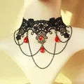 Collana girocollo gotica in pizzo nero con pendenti in cristallo rosso e catene. - Collana (N3600)