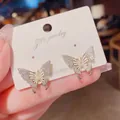 Primo piano di eleganti orecchini a farfalla con micro-zirconi e perle raffinate - Stile Farfalla (Bianco) / Bianco