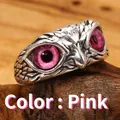 Primo piano dell'anello civetta vintage in argento con occhi rosa e piumaggio dettagliato - Occhio Rosa / Argento Antico