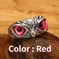 Dettaglio di un anello a forma di gufo vintage in argento con vivaci occhi rossi. - Occhio Rosso / Argento Antico