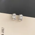 Elegante strassbesetzte Creolen in Berlingrau mit einem funkelnden Diamanteffekt - 3509 Huggie-Ohrringe mit weißen Strasssteinen
