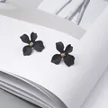 Eleganti orecchini a lobo neri a forma di fiore con centro dorato, stile coreano. - Nero