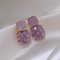 Eleganti orecchini quadrati viola con pavé di cristalli lavanda su raso bianco - Base dorata / Viola