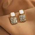 Eleganti orecchini quadrati dorati con intarsio bianco e brillanti strass chiari. - Base dorata / Bianco