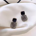 Eleganti orecchini quadrati in stile coreano con intarsio nero e strass grigi brillanti - Base argentea / Diamante nero