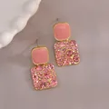 Eleganti orecchini pendenti in cristallo rosa con borchie quadrate dorate per le donne - Base dorata / Rosa