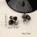 Detaillierte Makroansicht geometrischer Würfel-Ohrstecker aus Zirkonia mit schwarzen Steinen - 3D-Würfel-Stil (E3569) / Silber + Schwarz