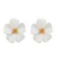 Eleganti orecchini a lobo a fiore bianco con centro dorato in stile dolce e sobrio. - Bianco