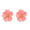 Orecchini a lobo a forma di fiore rosa con delicati centri gialli per un look fresco. - Rosa