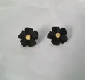 Eleganti orecchini a lobo a fiore nero opaco con centro dorato per gioielli da donna - Nero