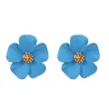 Eleganti orecchini a fiore blu chiaro con pistillo dorato su sfondo bianco puro - Celeste