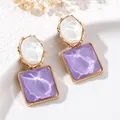 Eleganti orecchini quadrati viola con trama a onde d'acqua e bordo dorato - Viola