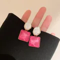 Orecchini a perno quadrati rosa con effetto ondulato e pietre bianche - Rosso rosa
