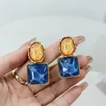 Orecchini geometrici quadrati con increspature blu e ambra con montatura dorata lucida - Arancione E Blu