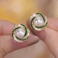 Orecchini a perno con perla stile francese, smalto verde e cristalli - Verde + Bianco