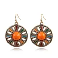 Dettaglio di orecchini vintage bohémien con smalto colorato e pietra centrale arancione - D Rosso Arancio