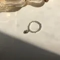 Minimalistischer elastischer Silberperlenring mit poliertem Herzanhänger - Herzanhänger-Stil (J2306)