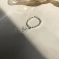 Eleganter elastischer Perlenring aus 925er Sterlingsilber mit Schmetterlingsanhänger - Hohler Schmetterlingsstil (J2273)