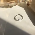 Eleganter Perlring aus 925er Sterlingsilber mit einem süßen Smiley-Gesicht-Anhänger-Detail - Lachgesicht Anhänger Stil (J2272)