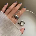 Retro silberner Siegelring mit eingraviertem Love-Schriftzug auf einem Fingermodell - Einstellbar Offen / Kursives Englisch love Ovale Fläche Vintage Ring (J2064)