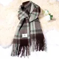 Gemütlicher karierter Winterschal im Mohair-Stil in Braun und Mintgrün mit Fransen - Maillard Doppellinie Minzgrün Karo