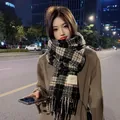 Asiatisches Model mit einem gemütlichen Winter-Karoschal in Retro-Grün und Schwarz - 70-200cm / Schwarz