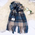 Klassischer blau-beiger Karoschal aus Mohair mit Fransen für winterliche Wärme - Maillard Doppellinie Blaugrau Karo