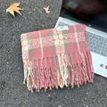 Weicher rosa und grauer karierter Mohair Schal mit Fransen für gemütliche Winterwärme - Cremiges Rosa Kariert / 65-200cm