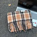 Warmer Schal mit Karomuster in Orange und Schwarz mit stilvollen Fransenquasten - Langer Stil / Schwarze Kaffee Karo-Linie
