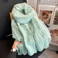 Eleganter hellgrüner Schal aus Baumwolle und Leinen mit zarter Spitzenstickerei - 110-190cm / Mintgrün