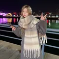 Eleganter regenbogenkarierter Winterschal im Mohair-Stil mit sehr langen Fransen. - 40-230cm Größe / Beigegrau Gestreiftes Mohair
