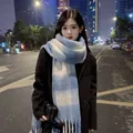 Weicher blau-weiß karierter Mohair-Winterschal an einem Model bei Nachtaufnahme - 40-230cm Größe / Blau und Weiß Groß Kariert