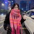 Dicker rosa und orange gestreifter Mohair-Schal mit Fransen, nachts von Model getragen. - 40x230cm / Rosa Gestreiftes Mohair