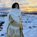 Eleganter weißer Mohair-Stil Winterschal mit langen Fransen für warme Wintertage. - 40-230cm / Weiß