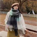 Weicher karierter Schal im Mohair-Stil im herbstlichen Color-Block-Design für den Winter - Grau Grün Kariert (Mohair-Stil)