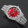 Nahaufnahme der luxuriösen, eisigen Herrenquarzuhr mit rotem Zifferblatt - Silberarmband Blaues Zifferblatt