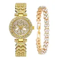 Detailweergave van luxe gouden strass horloge voor dames en bijpassende armbandenset - A25 Goud Met Drievoudige Diamanten Armband