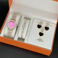Vue détaillée de la montre femme élégante et du set de bijoux cœur en boîte orange. - Style Cadran Rose A1 / Coffret Cadeau (5 pièces) / Rose