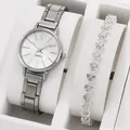 Gedetailleerd overzicht van elegant zilveren horloge met een hartjesarmband - Zilveren Stijl / Horloge + Armband (Zonder Box) / Zilverwit (3-Diamanten Hart Armband)