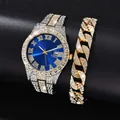 Detailansicht der Herren-Uhr mit blauem Zifferblatt und passendem Iced-out-Armband-Set - Uhren- und Armband-Set / Bicolor Blaues Zifferblatt + Goldenes Armband