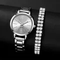 Detailweergave van een zilveren dameshorloge met een sprankelende strass-armband set. - Zilveren Tweerijige Strass Stijl / Horloge + Armband (Zonder Box) / Zilverwit (Dubbelrijige Rhinestone Armband)