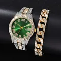Nahaufnahme der Hip-Hop-Luxusuhr mit grünem Zifferblatt und passendem Diamantarmband - Uhren- und Armband-Set / Bicolor Grünes Zifferblatt + Goldenes Armband