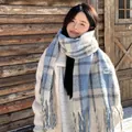 Asiatisches Model trägt einen kuscheligen blau-weißen Karo-Mohairschal in Winterkulisse. - 40x230cm / Blau Kariert