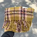 Senfgelber Schal mit Karomuster in Rosa und eleganten Fransen für Damen im Winter - Grünes Ahornblatt