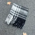 Weicher schwarz-weißer Plaid-Mohair-Schal mit eleganten Fransen für winterliche Wärme - 40-230cm / Schwarz und Grau