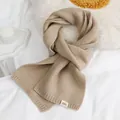 Zachte warme gebreide effen winter sjaal in tan met een warm-hearted tekstlabel - Khaki
